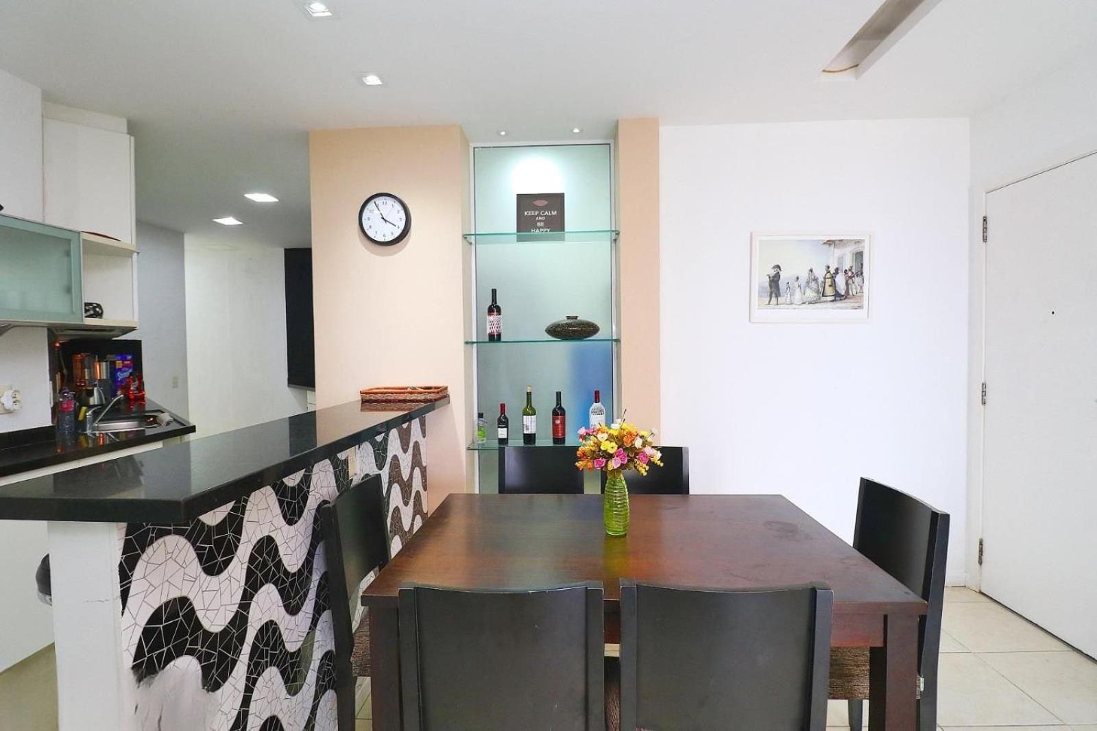 Amplo 2 Quartos Com Vista Mar: 300M Da Praia Copacabana Apartamento